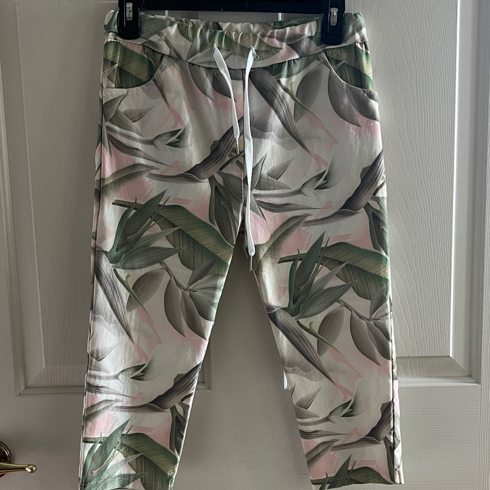 Tropical Leaf Patterned Capris
